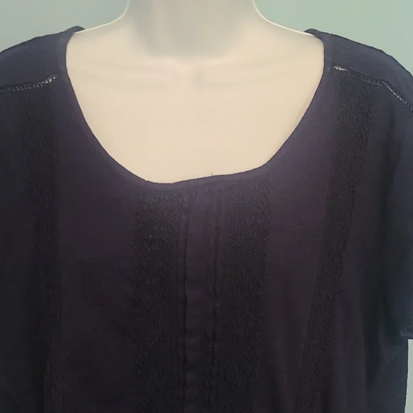 Woman's Top - Picture 2 of 7